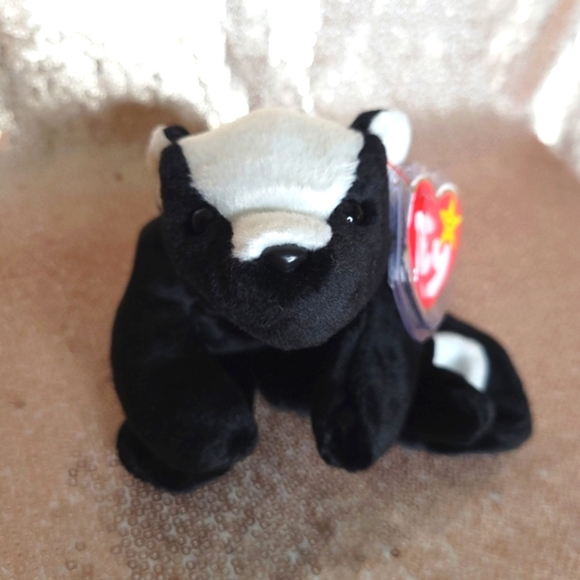 Ty Beanie Baby "Stinky" BNWT black and white skunk 🦨 - RARE - Picture 2 of 8